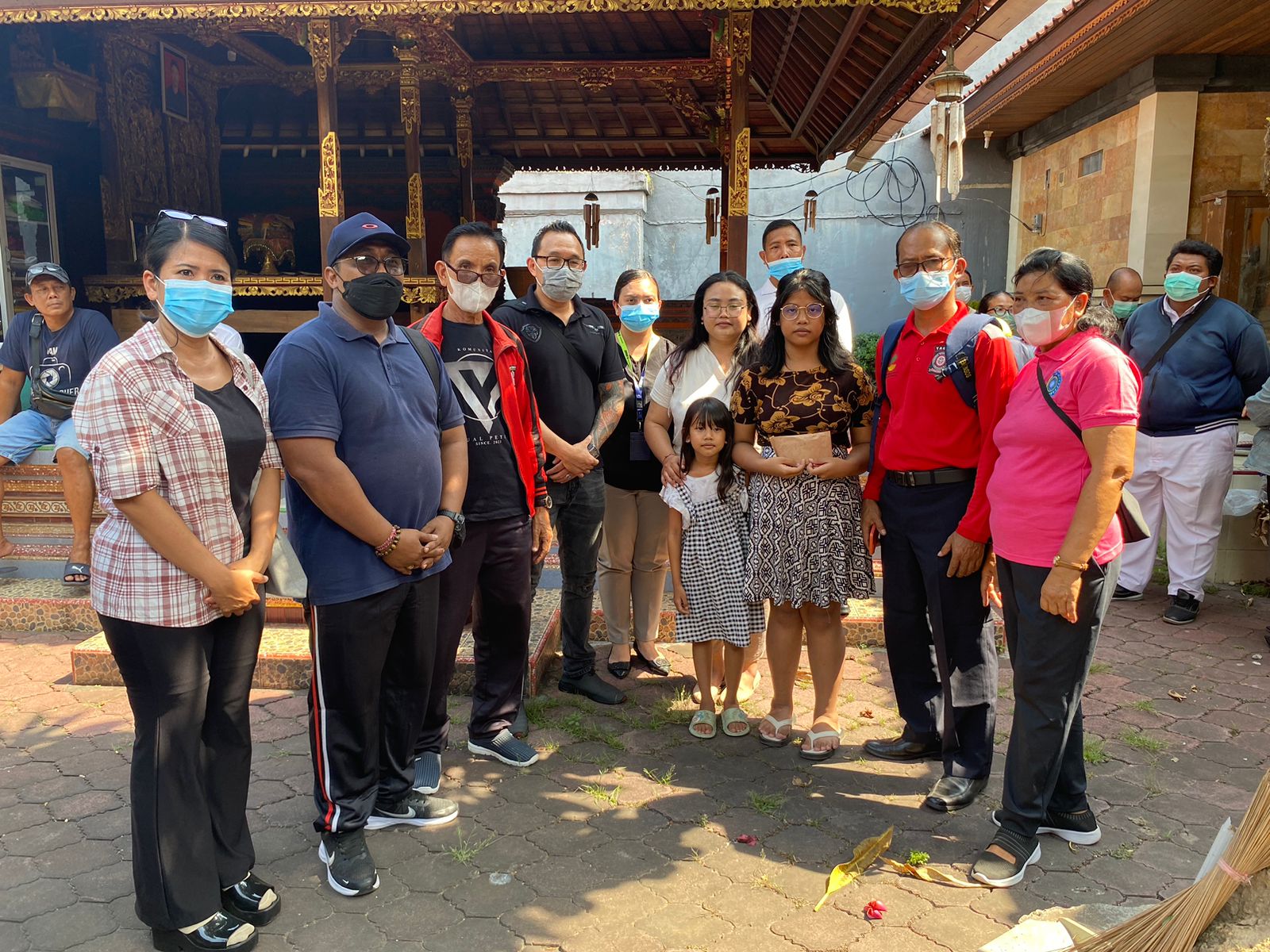 Kegiatan penyemprotan desinfektan serta bersih-bersih di rumah warga yang mengalami musibah sakit