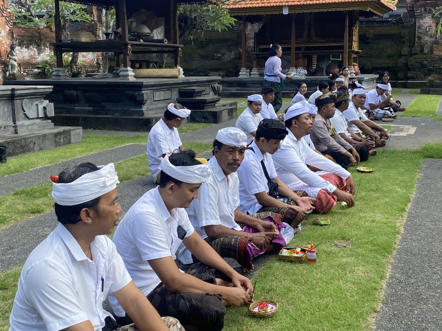 Persembahyangan Bersama Bertepatan Dengan Hari Purnama