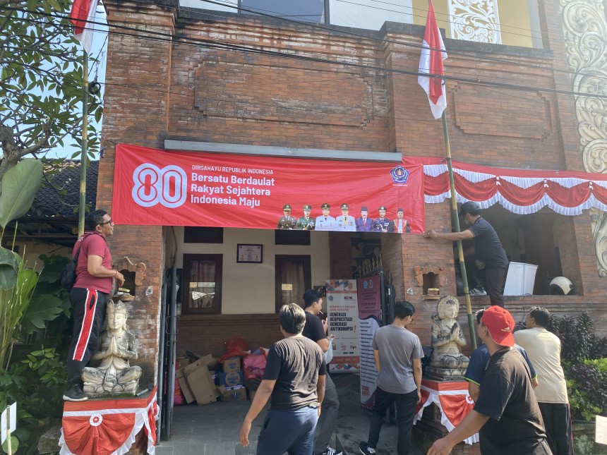 Kegiatan Bersih-Bersih dan Pemasangan Dekorasi HUT RI ke-80 di Kantor Perbekel Desa Kesiman Petilan