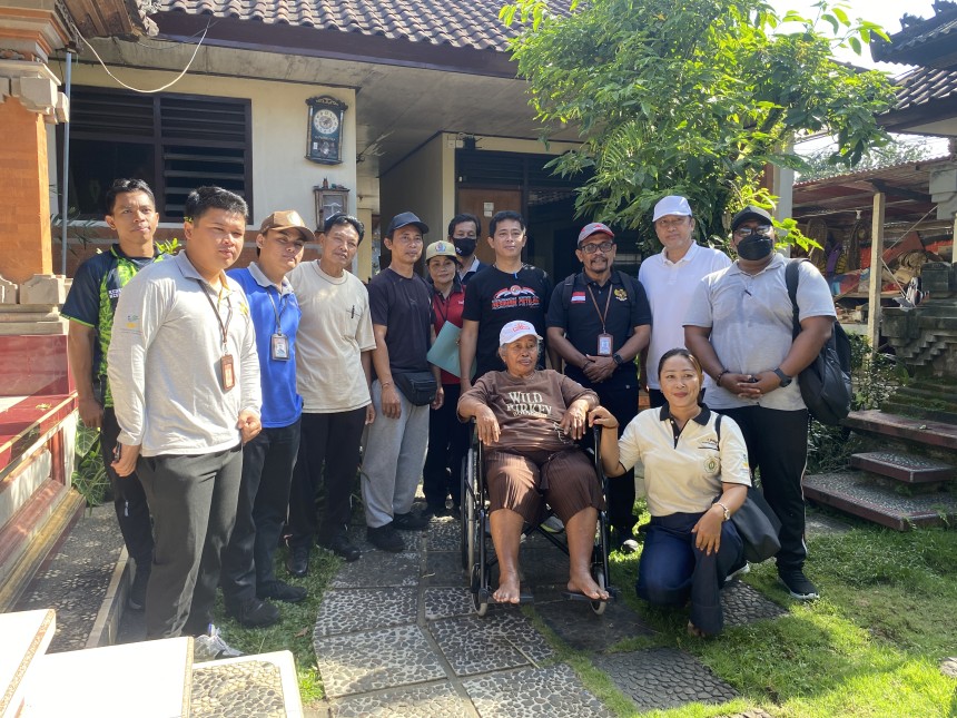 Penyerahan Bantuan Kursi Roda Kepada Masyarakat Yang Membutuhkan